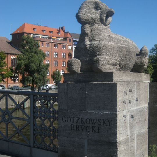 Widderfigur süd-westlich an der Gotzkowskybrücke