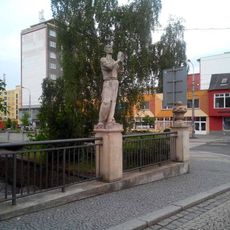 Socha muže u Chomutovky v ulici Chelčického v Chomutově