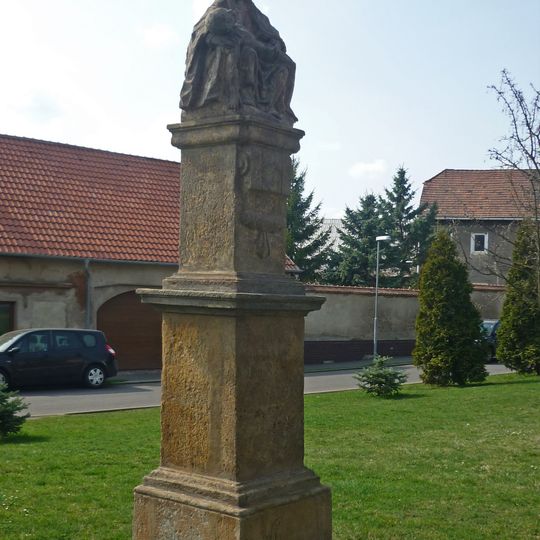 Socha Piety v Kostelní ulici v Strupčicích