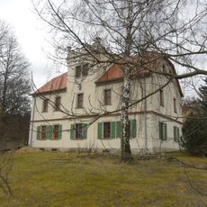 Forsthaus, Scheune und Nebengebäude eines Forsthofes sowie umgebender Garten mit altem Baumbestand und Einfriedungsmauer Wuischke 29