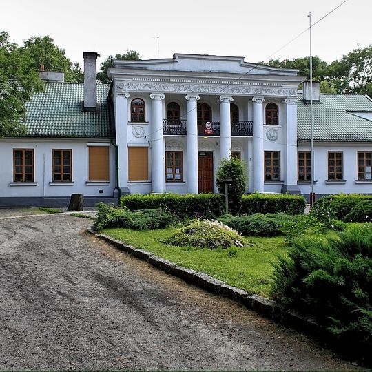 Dwór, ob. szkoła podstawowa