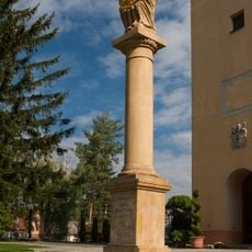 Trojičný stĺp, stĺp s podstavcom