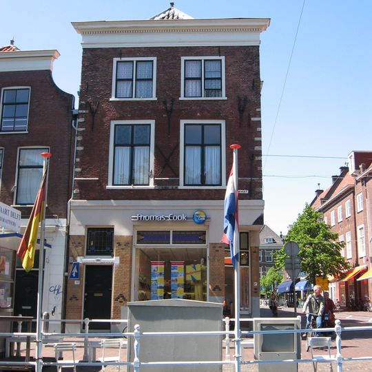 Diep huis met voorgevel met natuurstenen hoekblokken en muurankers