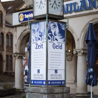 Falke Clock at Thielenplatz