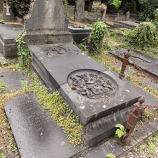 Groenendaal:Graf van A. baron van Lamsweerde, zijn vrouw, en enkele anderen.