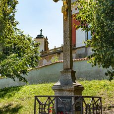 Pamětní kříž v Luži u kostela panny Marie