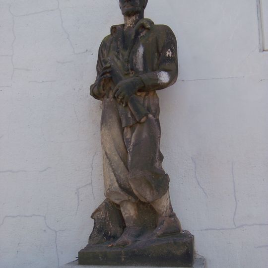 Socha dělníka vpravo od podjezdu na Předmostí v Ústí nad Labem