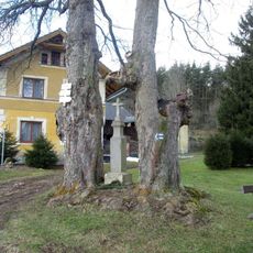 Kříž v Dolní Vísce u rozcestí