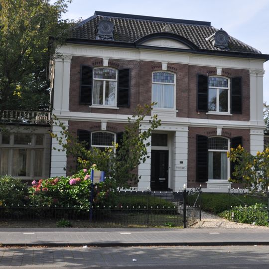 Villa met schuurtje en hekwerk