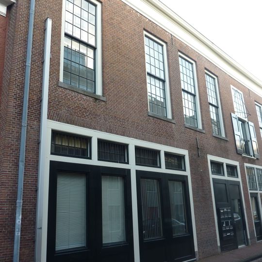 Oorspronkelijk koetshuis van Breestraat 125, ook beneden staldeuren vrij goed in oude staat bewaard gebleven
