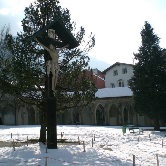Alter Friedhof mit Friedhofskreuz, Umfassungsmauer und Arkaden