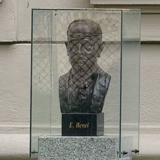 Pomník Dr. E. Beneše a poválečným dekretům