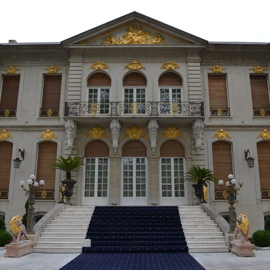 Manu-Auschnitt House