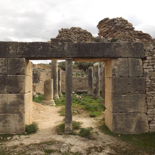 Église au sud du monument demi-circulaire
