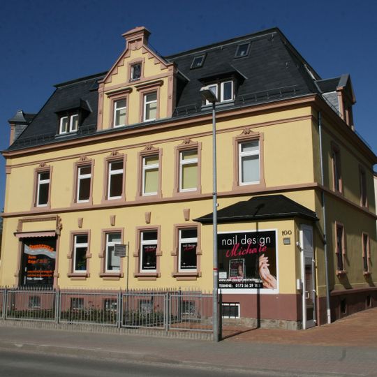 Wohnhaus in offener Bebauung und Ecklage, mit Einfriedung Augustusburger Straße 100