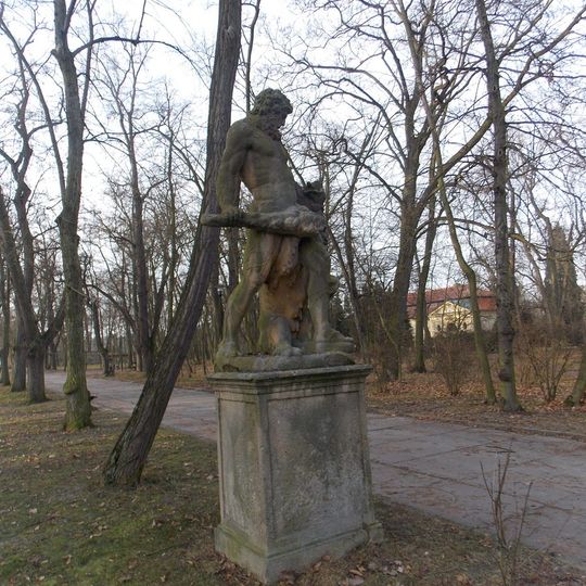 Socha Herkula v zámeckém parku ve Smečně