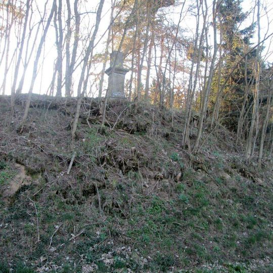 Kříž severně od Hradiště na svahu