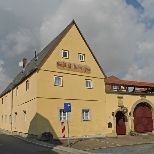 Gasthof Sobrigau mit Hauptgebäude, Rückgebäude und Seitengebäude Am Rundling 10; 10a
