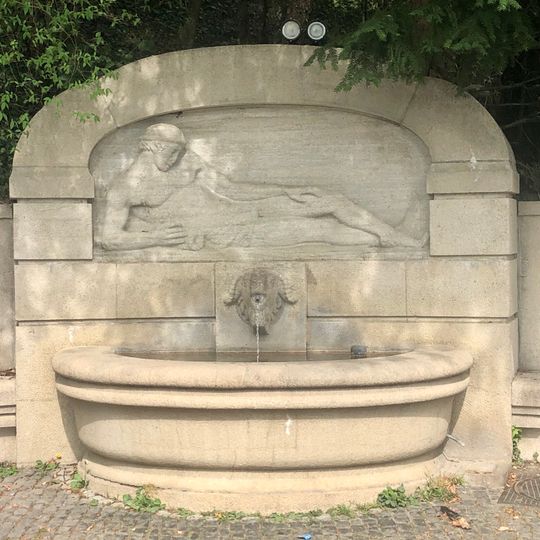 Brunnen mit Flachrelief Liegender