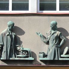 Kovová plastika na domu Palackého 175 v Turnově