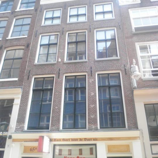 Pand met gevel onder rechte lijst