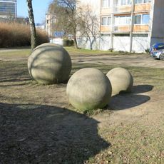 Kamenná plastika Tři koule v parku v ulici Na Bídě v Liberci