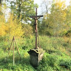 Kříž u železničního přejezdu u domu 16 v Horním Podluží