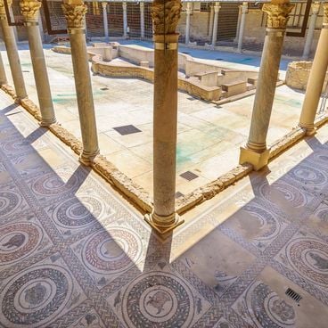 ローマ時代の別荘から現代の地下鉄駅まで：石モザイクの永続する物語