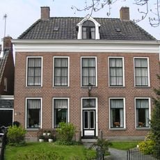 Blokvormig vijf traveeën breed woonhuis met verdieping en zesruitsvensters