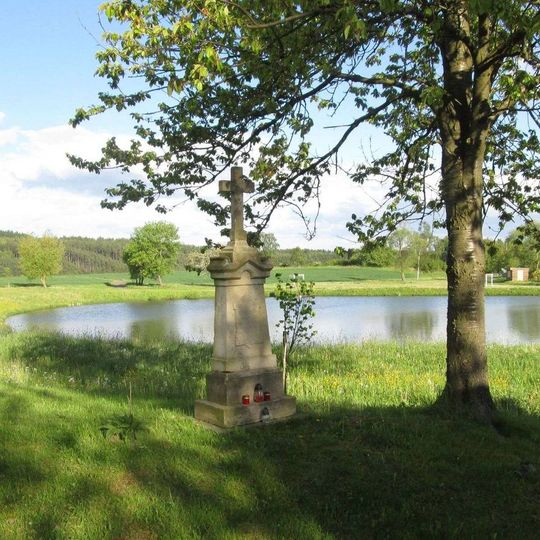 Kříž východně od Olešovic u rybníka