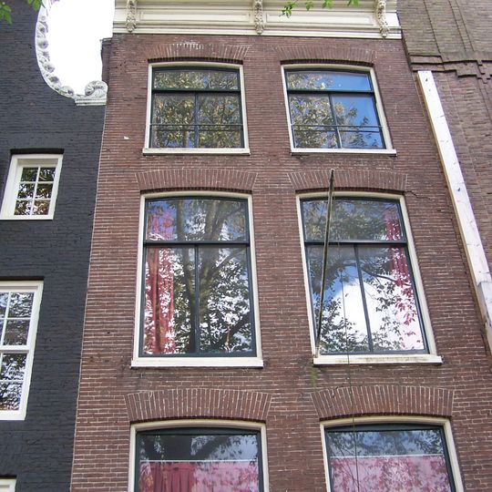 Pand met gevel onder rechte lijst met consoles