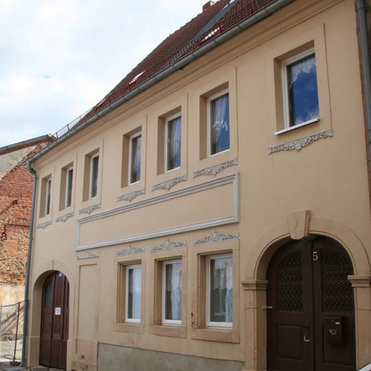 Doppelwohnhaus in ehemals geschlossener Bebauung