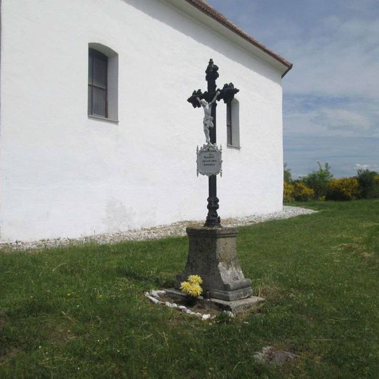 Kříž západně od Svéradic u kaple vpravo