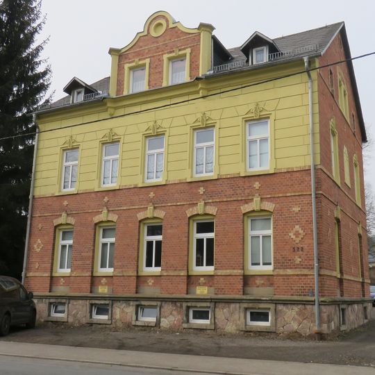 Mietshaus in offener Bebauung mit Vorgarten Zwickauer Straße 522