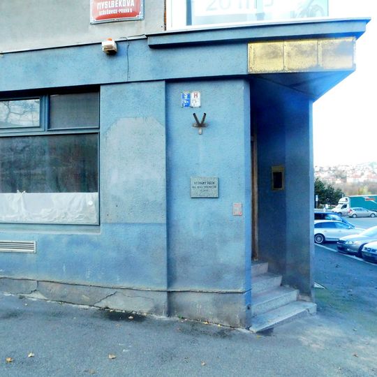 Pamětní deska neznámého vojína na domě Myslbekova 691/11 na Dlabačově