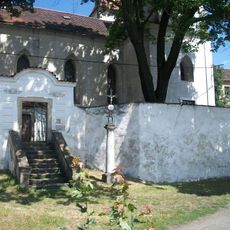 Kříž u kostela v Hradci