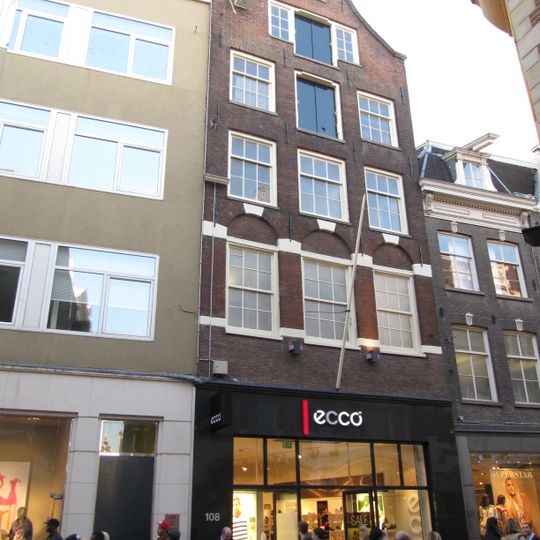 Pand met gevel met eerste verdieping van het "type met grote blokken", tweede verdieping en ingezwenkte hals onder rollagen en toplijstje. Op de verdiepingen goede late roedenverdeling