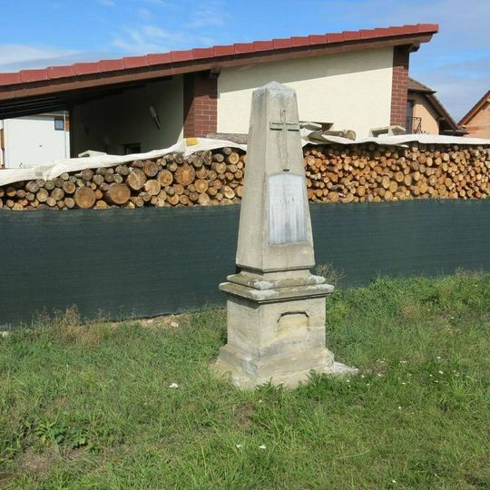 Pomník padlému pruskému myslivci Wolfovi ve válce 1866 v Ovocné ulici v Klášteru Hradiště nad Jizerou