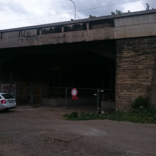 Libeňský most over U Libeňského mostu street