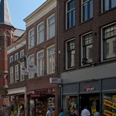 Pand met rechte lijstgevel en jongere onderpui