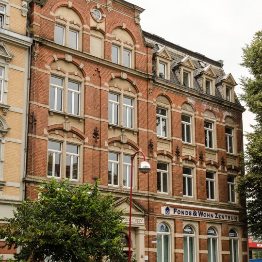 Mietshaus in halboffener Bebauung Straße des Friedens 23