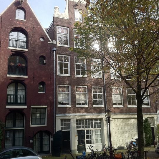 Huis, vanwege de natuurstenen onderdelen van de gevelhals