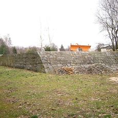 Zwei Brückenpfeiler der Schmalspurbahn und Verladerampe Löbauer Straße (Auestraße)