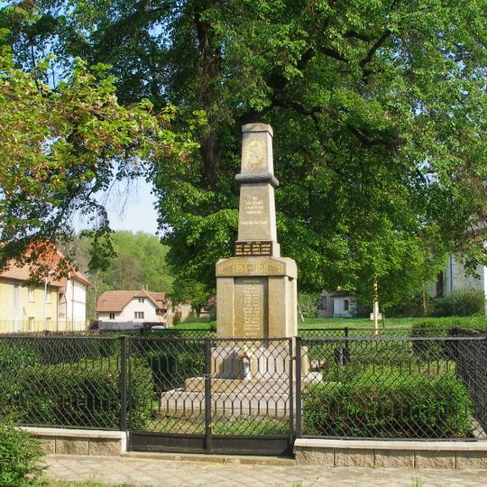 Pomník padlým u kostela v Horních Počaplech