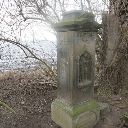 Ulomený kříž v poli východně od Slatiny