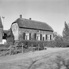 Boerderij, bakstenen gebouw met T-vormig woongedeelte en bedrijfsgedeelte met dwarsdeel en deeldeuren in kapel