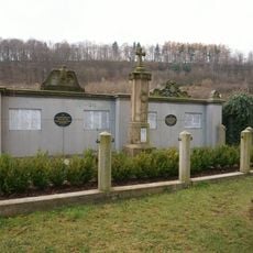 Pomník padlým ve válkách 1866 a 1914–1918 na hřbitově v Hodkovicích nad Mohelkou