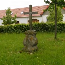 Kříž u kostela v Senožatech