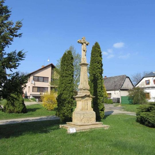 Kříž v Líšnici ve středu obce