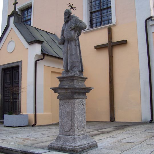 Socha svatého Felixe z Alcantary u kostela svatého Antonína Paduánského v Sokolově